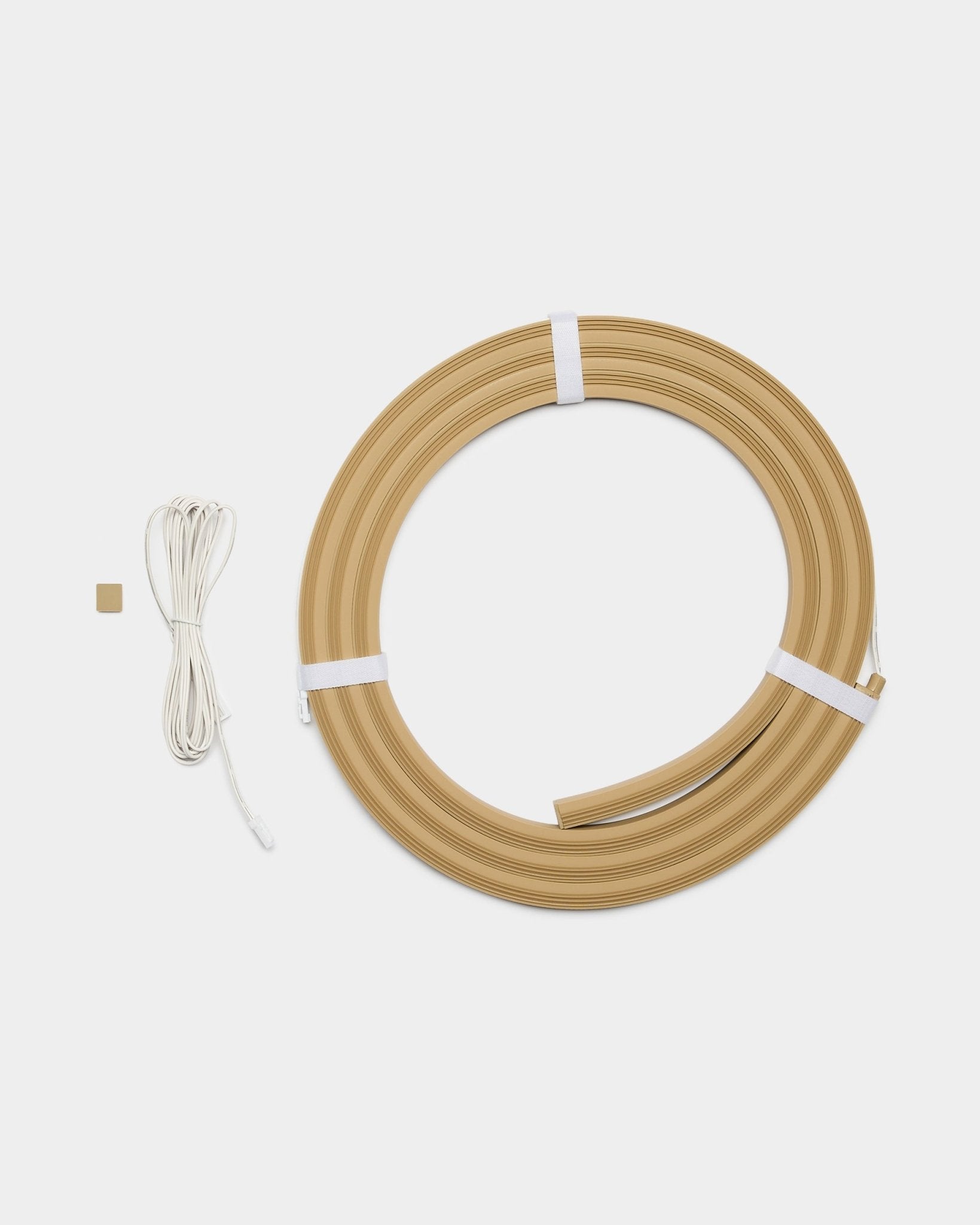 WoodUpp Lumi LED-lysbånd i beige, 240 cm langt, designet til at integreres med Akupanel akustikpaneler eller andre WoodUpp LED-projekter.